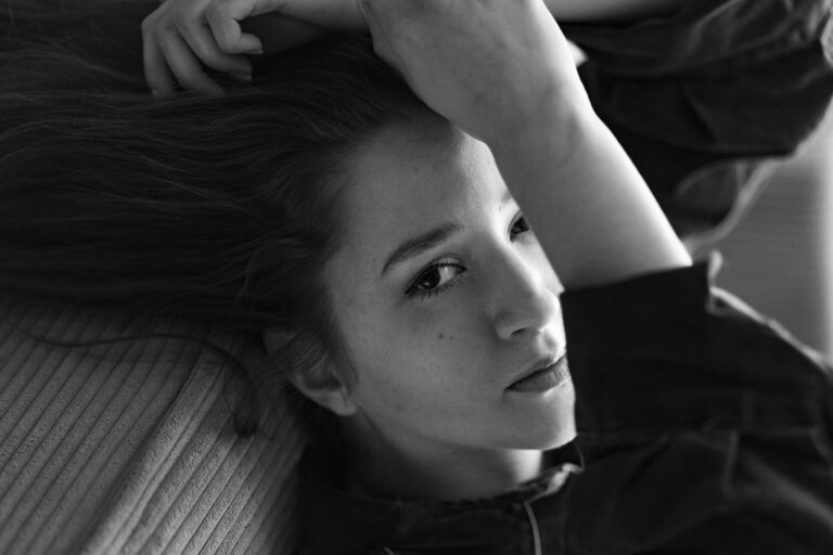 Sesja zdjęciowa w domowym zaciszu przy naturalnym świetle.