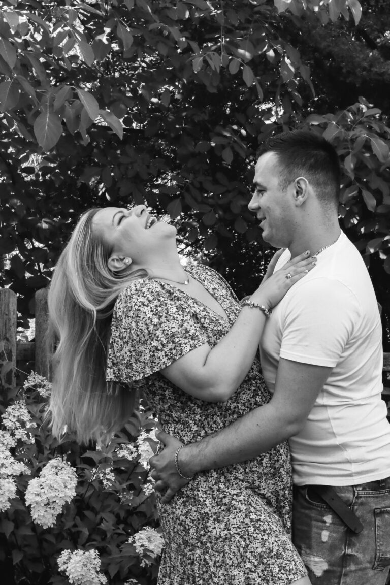 Sesja plenerowa zakochanej pary w naturalnym świetle.